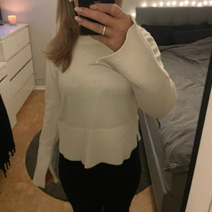 stickad tröja - stickad tröja från bik bok med slits i armar och vid midja!🤩