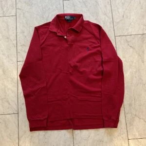 Ralph Lauren Piké  - Säljer en ralph laure pike i nyskick, en är i storlek M. Ovanlig färg och custom fit.