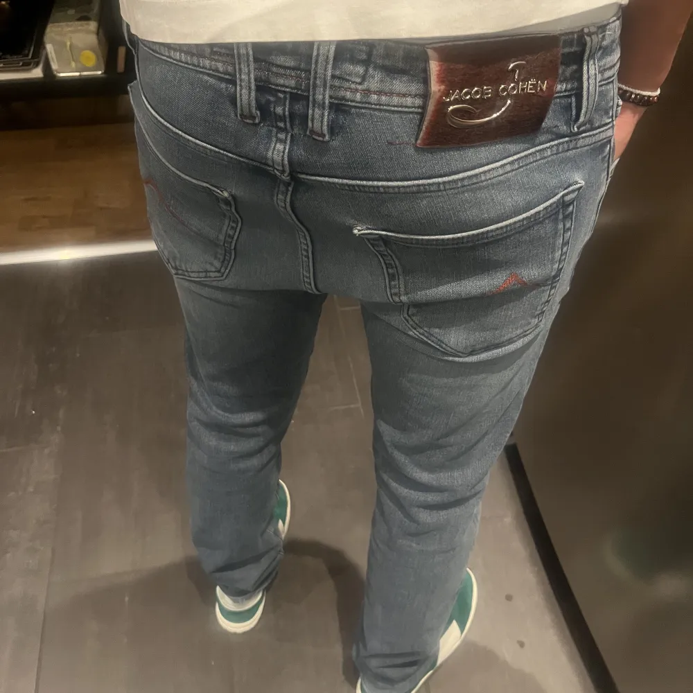 Tja! Säljer mina sjukt snygga Jacob Cohen jeans som är sprillans nya! Köpte helt nya för 6500 kronor och har knappast använt dom, hör av dig vid funderingar. Jeans & Byxor.