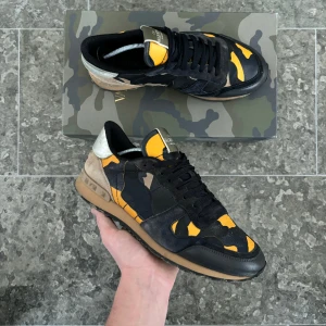 Valentino rockrunners - Säljer ett par schyssta valentino rockrunners | storlek 41, sitter som 42 | skick: 9/10 | OG: box, dustbags och kort | pris: budgivning från 100kr!!  | frågor? Tvek inte på att kontakta oss!