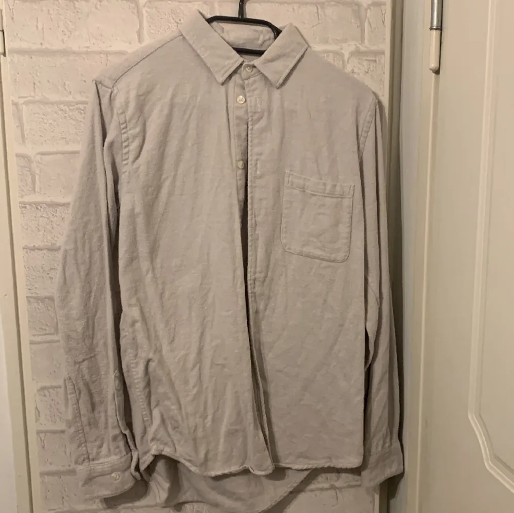 Jätteskön skjorta från samsøe, står ingen storlek så oklart men skulle sägs typ S. Använd typ 3 gånger. Skjortor.