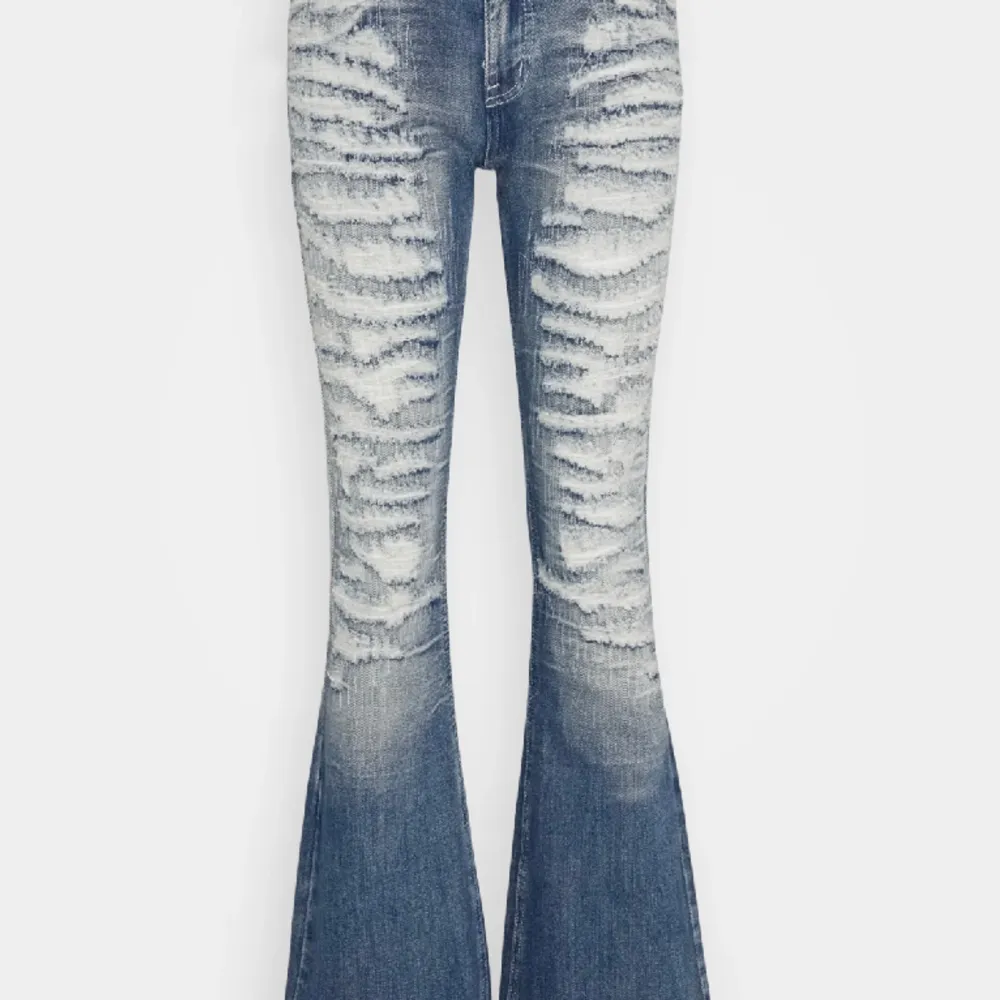 Inntresekoll på dessa jeans som jag köpte för ungefär en vecka sedan säljer därav dem var för stora för mig 💕köpta för 900💕 . Jeans & Byxor.