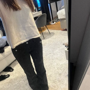 Svarta hm byxor  - Säljer nu dessa väldigt eftertraktade byxor från hm, som är helt slutsålda!! Bara använda ett par fåtal gånger och är i storlek 36💕💕💕