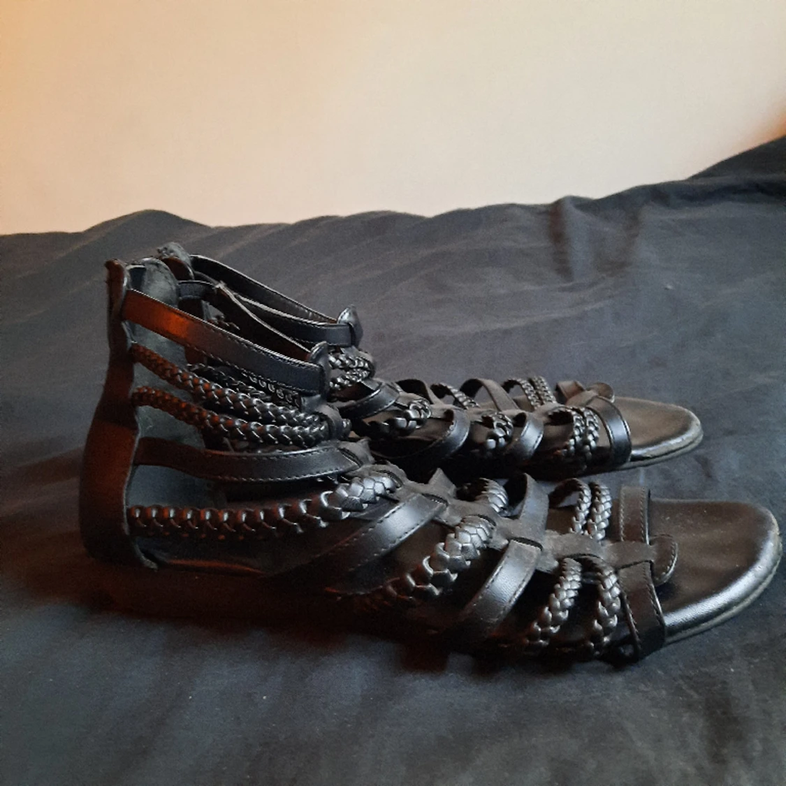 Svarta sandaler med läderremmar♡