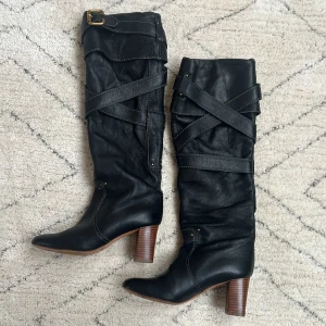 Chloe leather boots - Samma modell som sågs i introt i filmen ”The devil wears Prada” True size 37. Klackhöjd 7cm. Äkta läder, väl använda men fortfarande i super gott skick (som bilderna visar)! Borttappad låda pga flytt😩 äkthetskontrollerad av Vestiaire. 