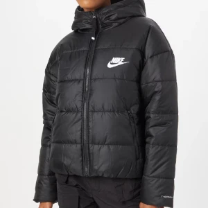 Nike jacka  - Svart nike jacka, storlek s. Fint skick. Perfekt nu i vinter