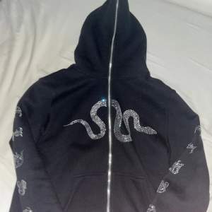 Hej, säljer en helt ny svart Rhinestone full zip up.  Färg: Svart Storlek: XS/S