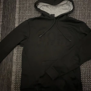 Hugo Boss hoodie - En Hugo boss hoodie i perfekt skick Köpt på Hugo boss för 1599 kr Väldigt sällsynt modell/Gammla modellen Storlek S SLUTSÅLT I BUTIK❌