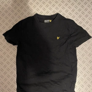 Snygg lyle&scott T-shirt! - Det här är en väldigt fin lyle&scott t-shirt i bra skick! Skriv gärna om ni funderar över nåt!