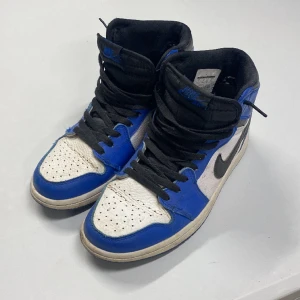 Jordan 1 signal blue  - Tjena! Säljer min Jordan 1 high royal blue. De är väll använda men i bra skick. Skriv för funderingar och priset kan diskuteras😊