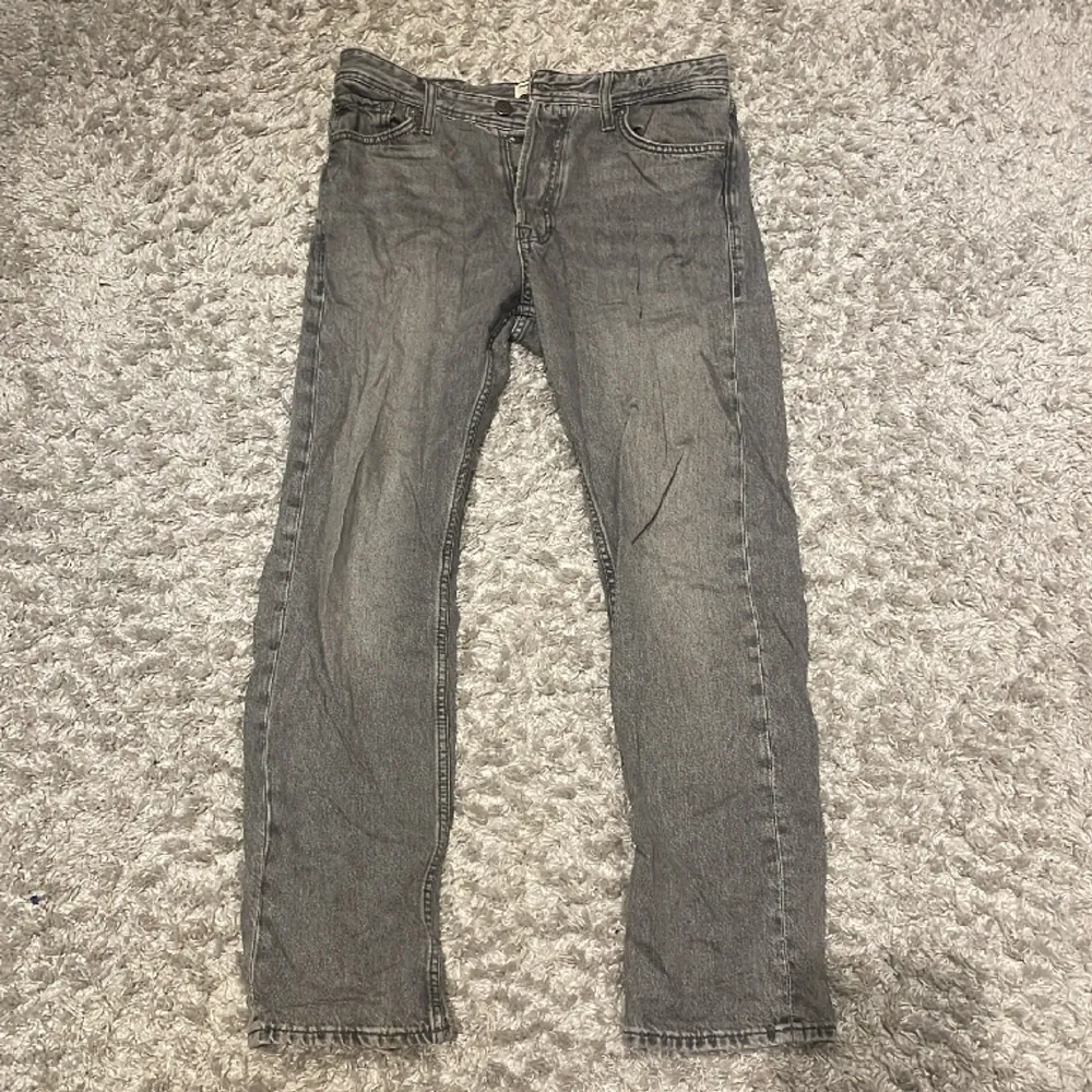 Snygga Jack and Jones jeans, i skicket 9,5/10 och i storleken W 28 L30 De är köpta för 750kr och säljs för endast 349kr. Jeans & Byxor.