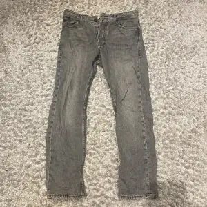 Snygga Jack and Jones jeans, i skicket 9,5/10 och i storleken W 28 L30 De är köpta för 750kr och säljs för endast 349kr