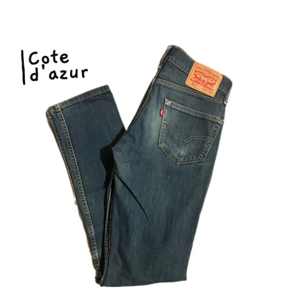Säljer nu dessa sjukt snygga Jeans från Levis. Skick 7/10. Modellen heter 511 och de är i storlek 30/34. Nypris: 1200kr, vårt pris: 249kr! 🍾✌️. Jeans & Byxor.