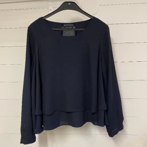 Zara blus - Vackert fall på denna skira blus i flera lager. Storlek Medium men känns lite liten på mig varför jag nu säljer den vidare.  Frakt tillkommer. 