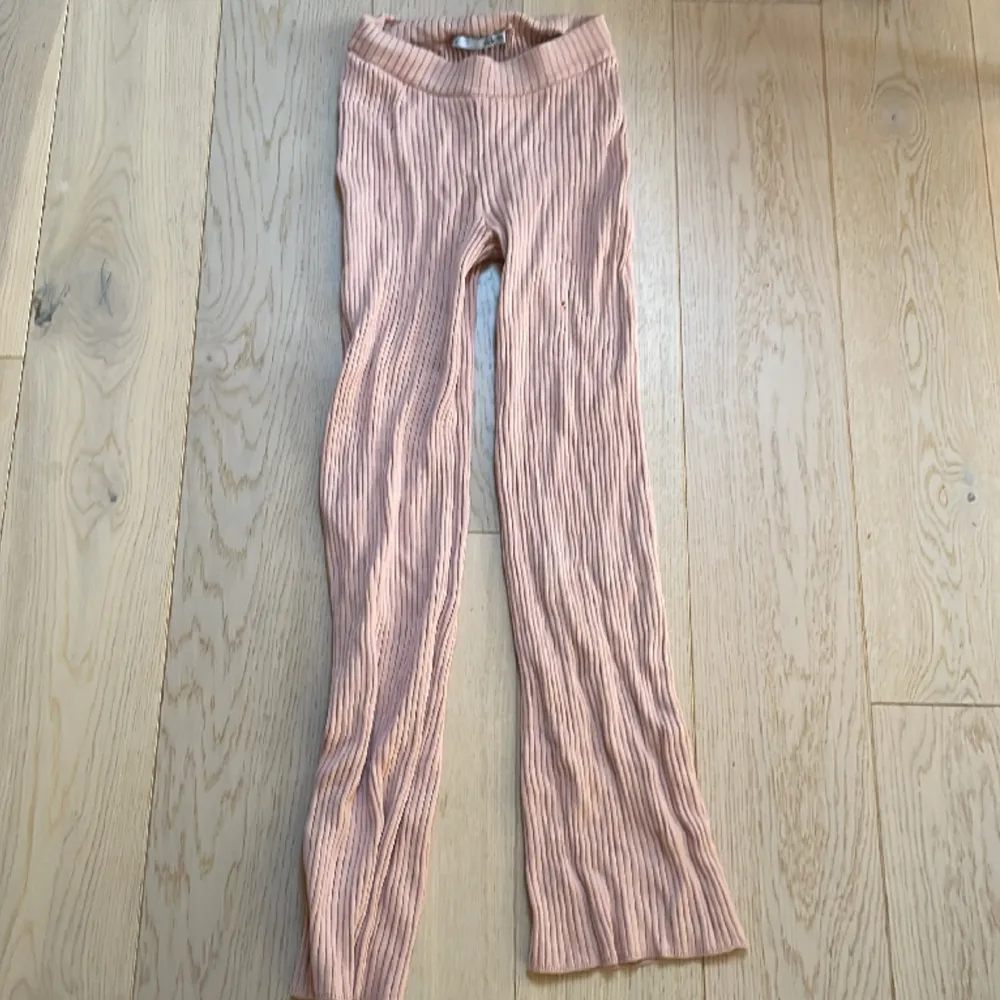 Säljer dessa jättefina utsvängda rosa tajtsen från Lager 157 i storlek 150💓 Använda, och har några hål som man ser på bild 2, men annars i fint skick 💓. Jeans & Byxor.
