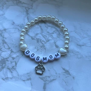 Armband 🤍🤍 - Handgjort armband perfekt för dig som har en hund! 🥺✨ Ca 16,5 cm & gjord med dubbla snören! Frakt 15 kronor!