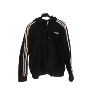 Adidas zip-up hoodie - Säljer en adidas zip-up hoodie, storlek M, inga skador eller hål bara lite smutsig på ärmen, inget som stör användning (se bild) men annars i mycket fint skick