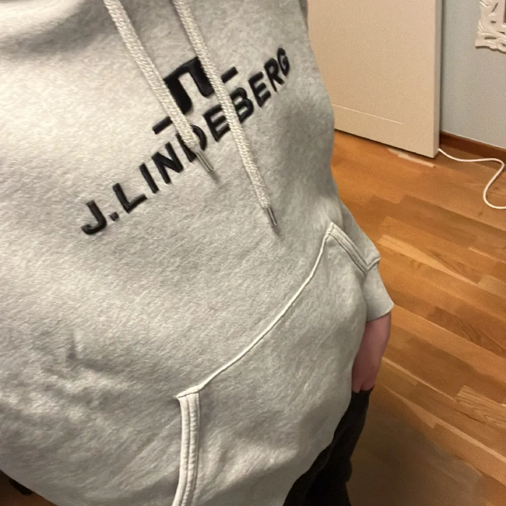 Säljer denna j.lindeberg hoodie då den är för liten. Skick 8/10, storlek S. Passar dig mellan 170-175. Hoodies.