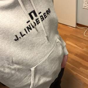 Säljer denna j.lindeberg hoodie då den är för liten. Skick 8/10, storlek S. Passar dig mellan 170-175