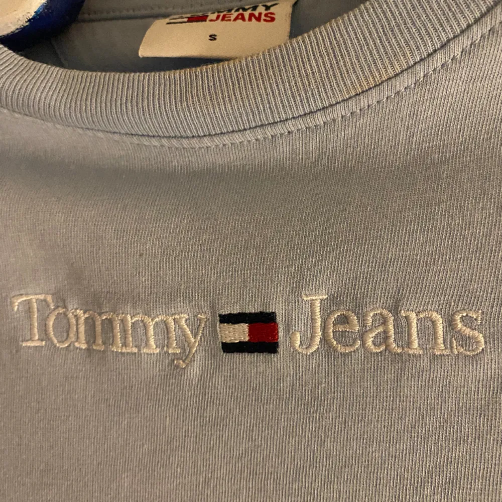 Ljusblå Tommy Hilfiger tröja, använd 2 gånger så i nyskick! Storlek xs . Tröjor & Koftor.