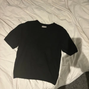 stickad t-shirt  - säljer min jättefina stickade tshirt från hm som ej säljs längre, superfint skick och så mysigt material❤️