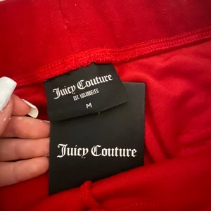 Juice couture byxor - Säljer dom här oanvända juicybyxorna pågrund av att de är en större storlek än vad jag egentligen har. Dom köptes för ungefär 2 veckor sen och är i storlek M. 