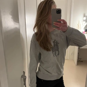 Polo Ralph Lauren tröja💘 - Säljer denna jätte fina tröja från Ralph lauren som är i väldigt fint skick. Den är använd några gånger men kommer tyvärr inte till användning längre då jag har liknande. Nypris 995 säljer för 300. Pris kan diskuteras, hör gärna av dig vid frågor!💘