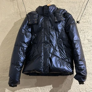 Desigual vinterjacka   - Säljer min super fina och trendiga desigual vinterjacka då den tyvärr är för liten för mig. Den är varm och har en omslutande luva och det går att göra tajtare i ”midjan”! Materialet är glansigt! Köptes för enbart 2 månader sedan!