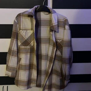 KAPPA - säljer nu min super fina kappa från vila då den inte kommer t nån användning! Den passar super bra t hösten eller våren 🌷kontakta mig innan man tycker på köp nu💓