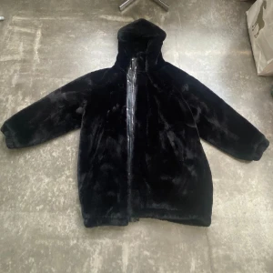 Vinterjacka  - Vinterjacka Lång jacka, ner till knäna, stor luva Material: feakpäls Märke: ZARA Storlek: L