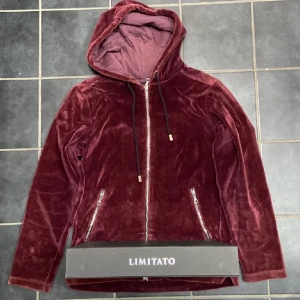 limitato zip hoodie - säljer denna fina limitato hoodien då den inte kommer till användning. den är i mycket bra skick och är välvårdad. den är i storlek XS men passar S jättebra. kan tänka mig 1000 men går att få ner. svarar snabbt vid frågor osv. mvh kevin