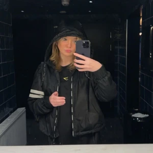 Träningsjacka - Säljer min träningsjacka ifrån stronger! Skit skön att träna i men för mig som tränar inne kommer den inte till användning så mycket! Köptes ifrån hemsidan för 800