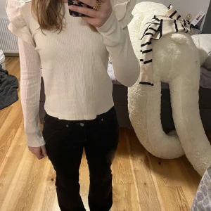 🌟 långärmade tröjor från zara med volang 🌟 - Fina gulliga långärmade randiga med volang tröjor knappt andvända❤️ifrån zara❤️🌟🪩🌃, styck 75 kr men vid köpa av båda samtidigt 130 kr❤️ står inte för frakten❤️