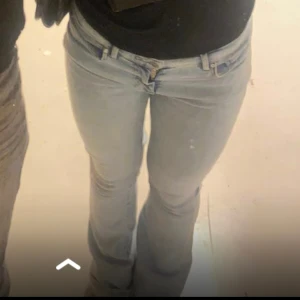 Lågmidjade jeans  - Säljer dessa populära lågmidjade jeans från bikbok köpa för 599. Väldigt bra skick o skit snygga. Formar bra!!