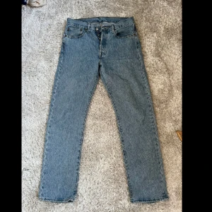 Levi’s 501 - Ett par fräscha Levi’s 501, köpta på Levis butik för ett tag sedan men har tyvärr aldrig använts. Riktigt schysst tvätt också! Finns att hämta i Bromma men kan också mötas upp i centrala Stockholm