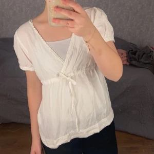  Vit blus ifrån vero Moda  - En vit blus ifrån vero Moda med fina detaljer. Storlek M med passar till mig som i vanliga fall har xs/s. Lite genomskinlig därför jag har linne under. 💗