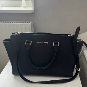 Ny Michael Kors Väska  - Svart mellanstor Michael Kors väska, köpt för några år sedan men inprincip oanvänd. Avtagbart axelband och väskpåsen den kom i följer med 😊