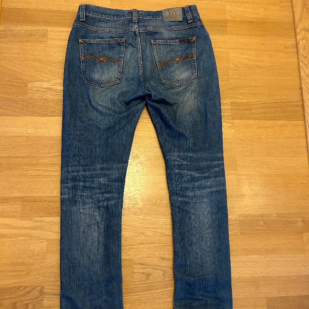 Säljer dessa snygga nudie jeansen. De är i bra skick men säljer nu de på på grund av att de är för stora för mig. Hör gärna av er om ni har funderingar :). Jeans & Byxor.