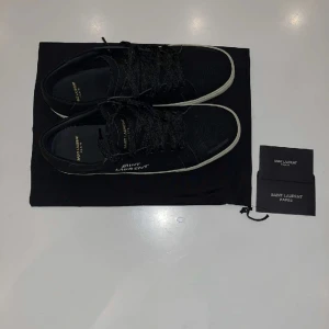 Yves saint Laurent skor  - Säljer mina oanvända YSL skor. Skorna är helt oanvända och i perfekt skick. Hör av er vid frågor. Pris kan diskuteras.