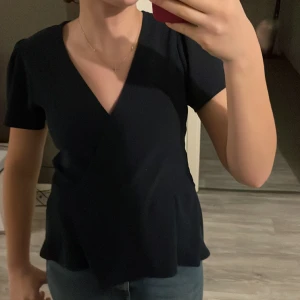 Marinblå volang topp - Bra skick, oskadad, bekväm, minimala volanger på botten och på armarna 