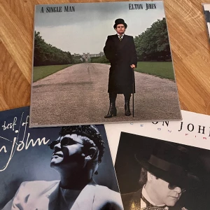 Vinyler  - Säljer massa vinyler, 3 stycken Elton John, två Michael Jackson och sen flera olika, några fler kända och några random! 