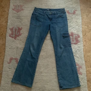 Lee jeans  - Supercoola Lee jeans✨✨ tyvärr lite stora för mig i midjan (jag är storlek S), därför säljer jag nu vidare dem. De är i helt nytt skick. Byxorna har storleken 30 x 32
