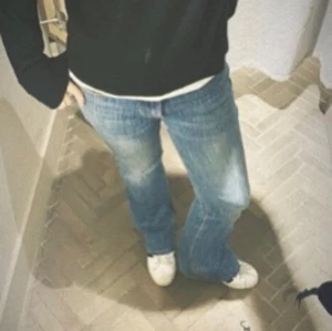 Brandy Melville jeans - Supercoola lågmidjade jeans ifrån brandy melville, lite slitna längst ner (bild 3). Använd mer än gärna köp nu!❤️