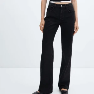 Mid Rise Jeans Mango - Svarta jeans från Mango i storlek XS. Helt oanvända med prislapp kvar. Nypris: 500kr🫶🏻