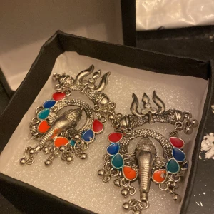 Indiska örhängen - Dessa örhängen hittar du endast i Indien. Det är anti allergiska örhängen som passar jätte bra till utekvällar, fester (bröllop osv.)   Vill du ha kolla fler, klicka profilen.