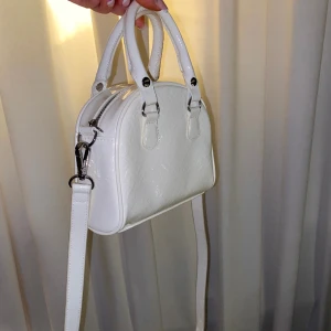 Väska - Säljer min väska som är köpt från Zara! Supergullig och i fint skick!🤍