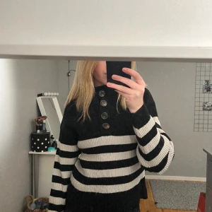 Polo stickad - Heeej! Jag säljer min stickade polo tröja från Mango eftersom att jag inte använder den längre och den är i gott skick. Den har stolek S och jag är 174 cm lång. Säljer den för 100+ frakt (köpare står för frakt). Skriv privat för fler bilder!❤️