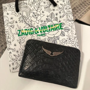 Korthållare Zadig & Voltaire  - Korthållare från Zadig, inköpt för ca 4-5 år sedan. I fint men använt skick. Diskuterar gärna priset vid snabb och smidig affär. 