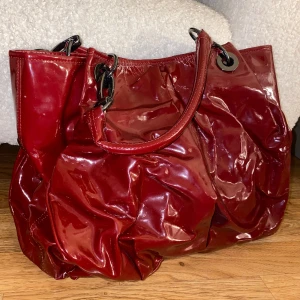 Vintage röd väska  - Trifted vintage röd väska i jättebra skick! 