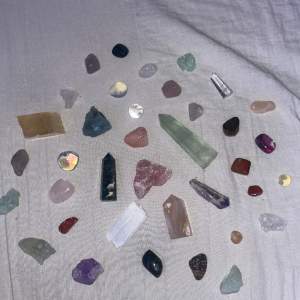 säljer alla dessa kristaller då jag tröttnat och inte orkar ha dom liggandes hemma, pris varierar på alla, kom pm för namn och pris!💞